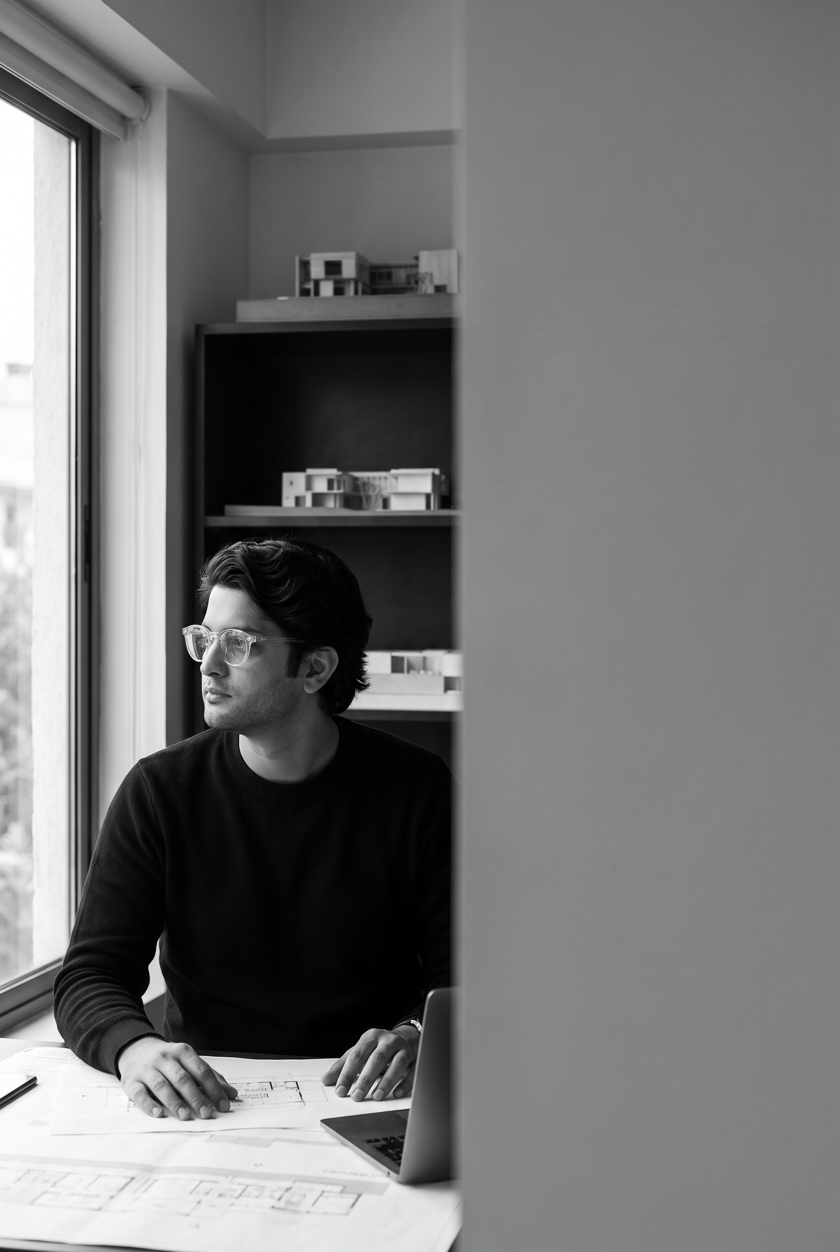Juan Camilo Clavijo Soto junto a la ventana